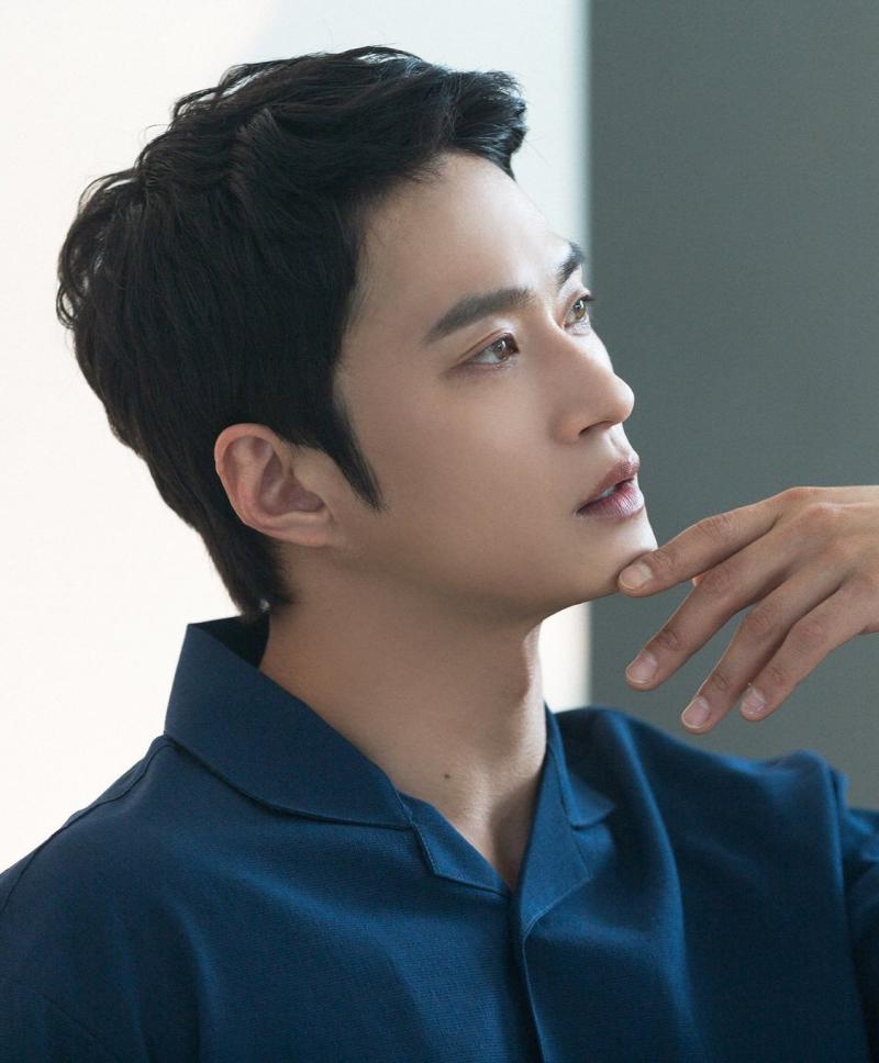 시발 존나 잘생겻다 눈 존나 섹시하고 콧날로 사과 깎기 쌉가능임 입술도 키스갈겨 근데 시발 키가 173라는게 존나 귀여워 그냥 나랑 사귀자 김성