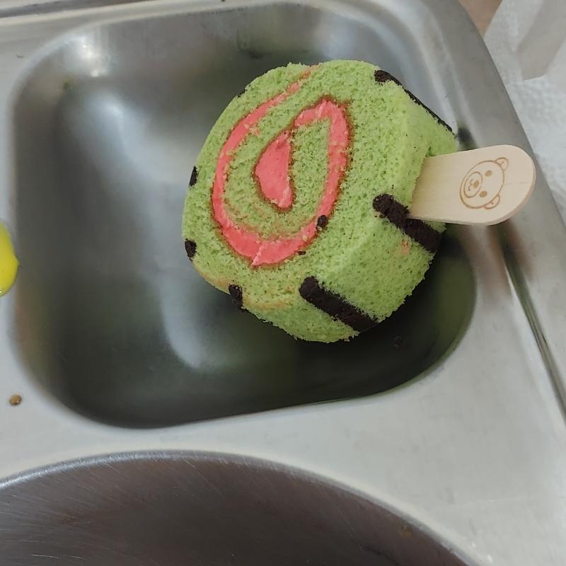 학교급식에 수박롤케잌 나옴ㅋㅋㅋ 귀여워