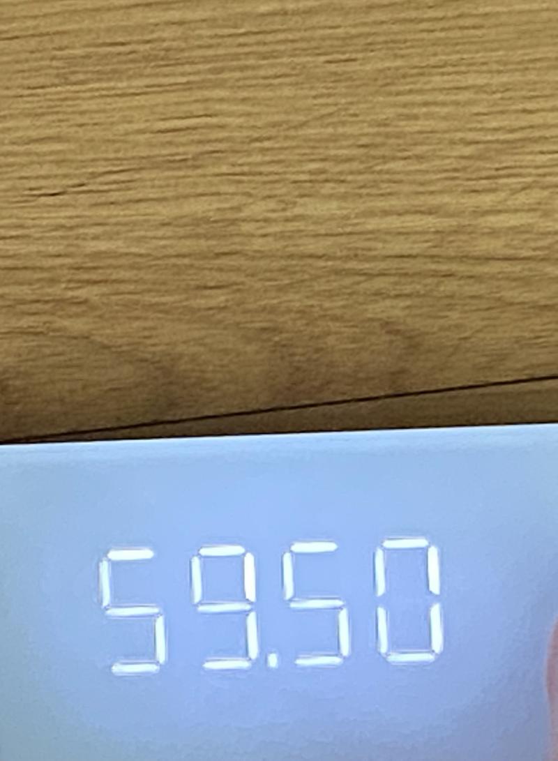 헐 알바가기 전에 씻는데 거울 보니까 오늘따라 살이 좀 빠진 거 같아서 혹시나 하고 몸무게 쟀는데 59.5가 뜸 ????? 아침 먹었는데요...