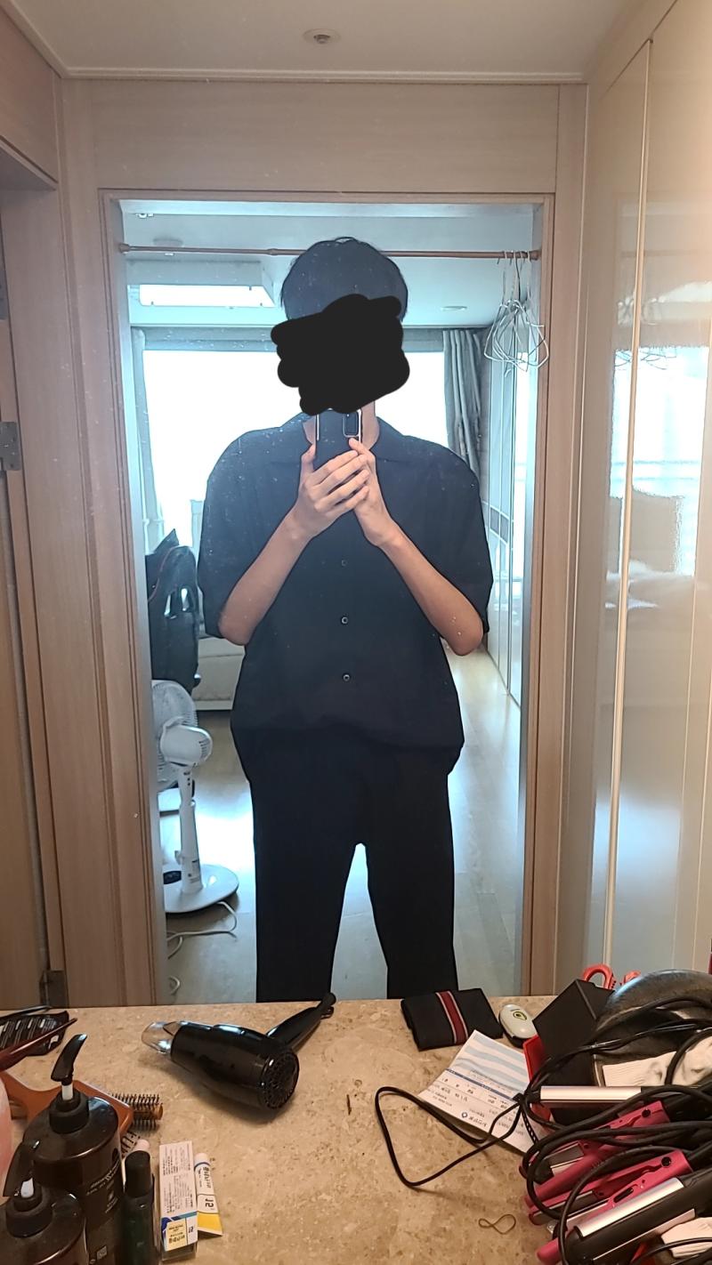 아니 근데 다시보니 괜찮은 것 같기도...? 검정 슬랙스에 남색 셔츠는 국룰 조합이잖아? 그치? 내말 맞지? 나 괜찮은거지?