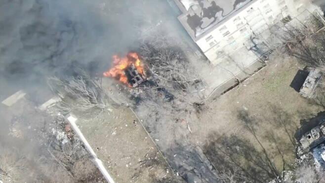 제가 봐도 사진이 이상하게 찍힌것 같긴 하네요. 이 사진들은 마리우폴의 위성사진과 현장사진입니댜. 이 정도면 확실하게 믿으실 수 있겠죠?