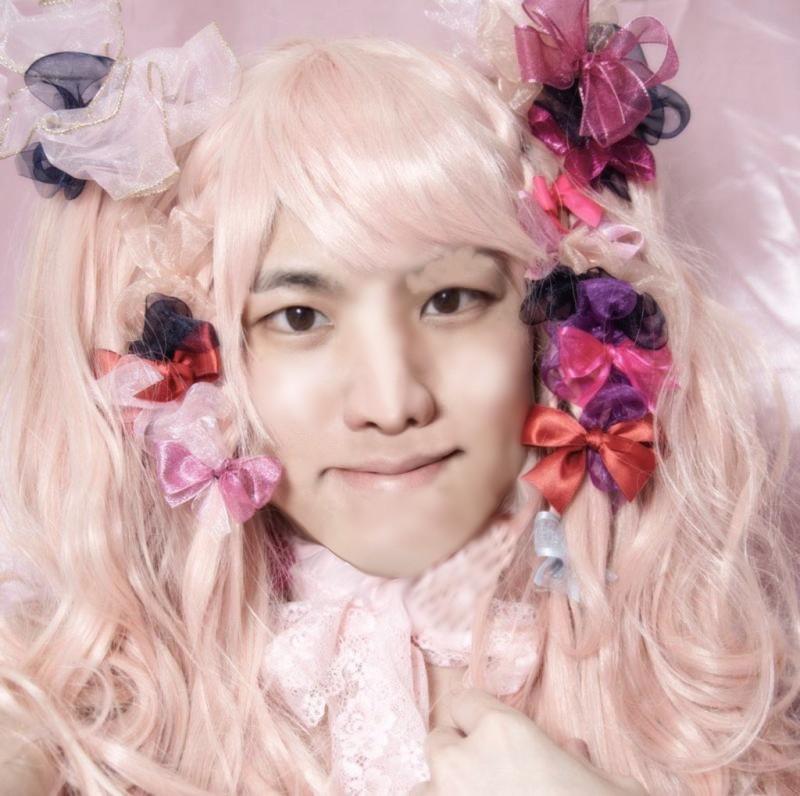 한땀한땀 하다가 지쳐서 포기함 난생 처음 해봤는데 너무 힘들다 아직 여자같지 않은 미완성본이야 코 찌그러져서 1차 빡치고 눈썹 지우다가 전의 상