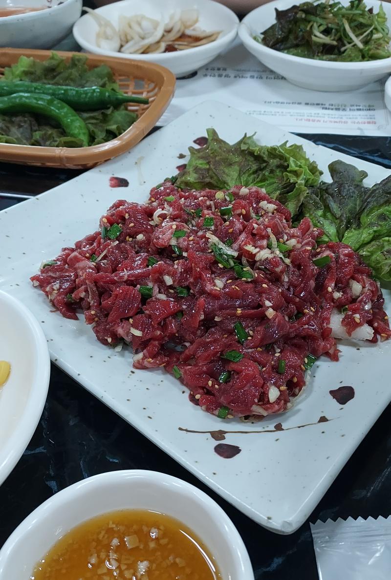 오늘 먹은 육회욥