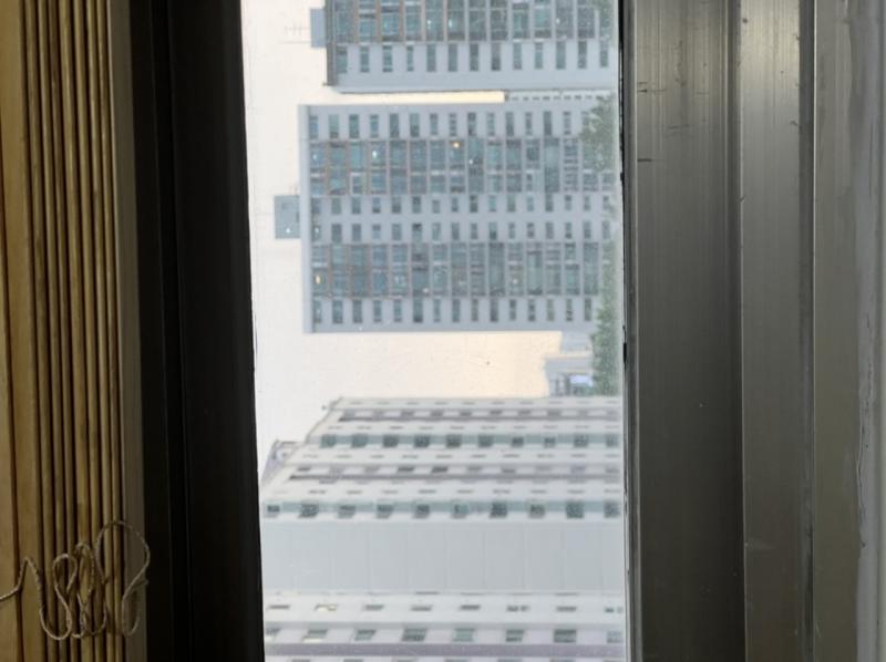 사진 용량이 왜 적어진 느낌이지 가만히 앉아서도 확대경으로 고양이를 볼 수 있다니 행복한 세상이야 지긋지긋한 은빛 창틀 너머의 노을을 누구만큼이