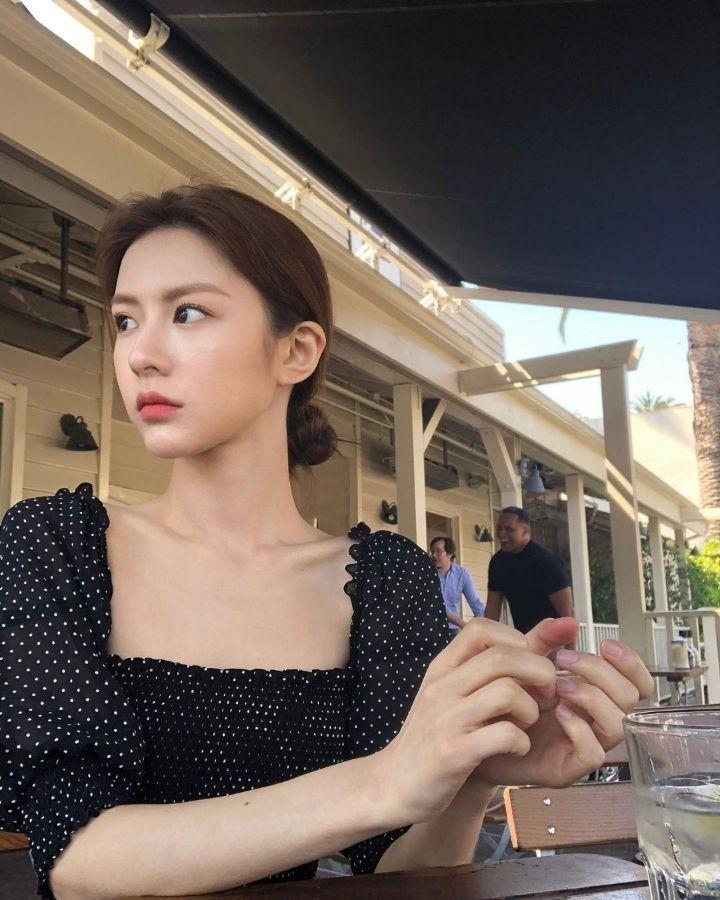 진짜 배우상인 사람... 분위기가 너무 매력적이야... 얼굴은 더 매력적이야..... 앞머리 깐머리 생머리 똥머리 포니테일 다 어울리는 사람..
