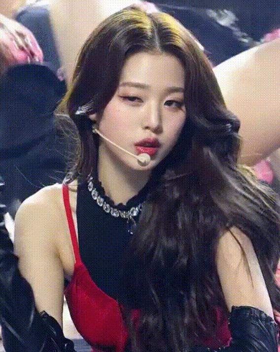 크니까 진짜... 하이틴 퀸카임 그냥.... 그냥 눈빛만으로 사람을 홀림.. 진짜 웃는게 너무너무너무 이쁨 마지막 사진 그냥 서사 한 편 좌르륵