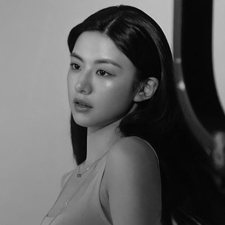 이 언니 진짜 분위기 쩌는 사람임.. 코 진짜 예술 눈썹도 진짜 예술 눈도 진짜 입 턱선 비율