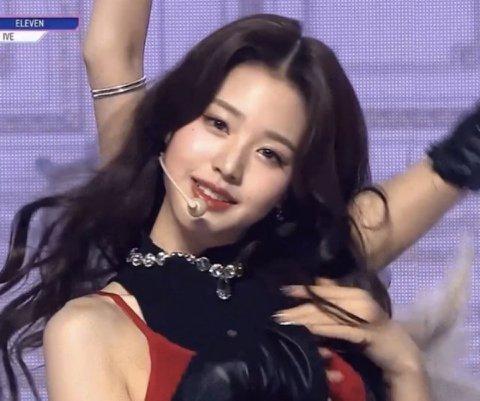 크니까 진짜... 하이틴 퀸카임 그냥.... 그냥 눈빛만으로 사람을 홀림.. 진짜 웃는게 너무너무너무 이쁨 마지막 사진 그냥 서사 한 편 좌르륵