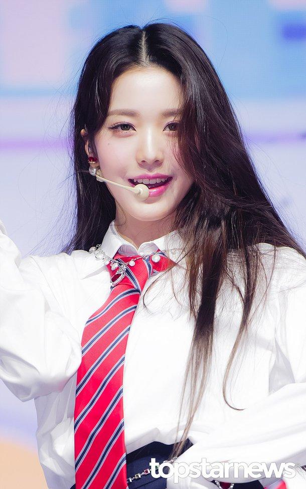 사람이 어떻게 이렇게 고급지게 생긴걸가 나정말그냥궁금해이젠...