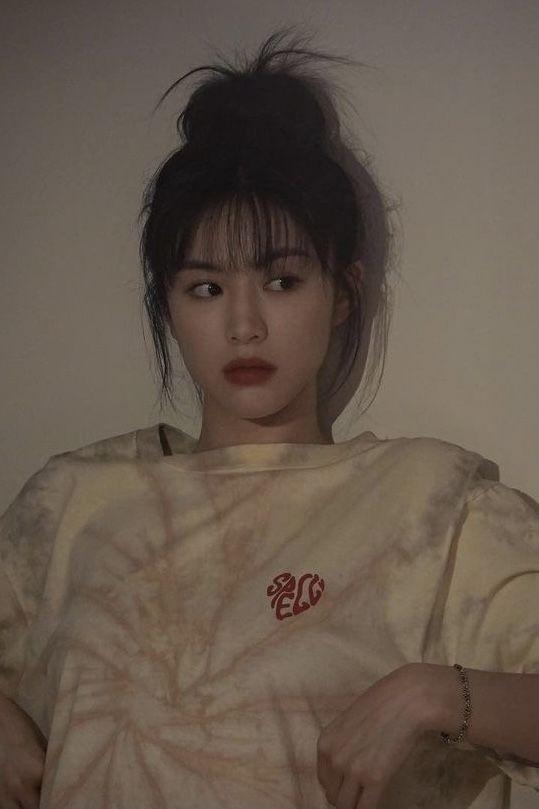 진짜 배우상인 사람... 분위기가 너무 매력적이야... 얼굴은 더 매력적이야..... 앞머리 깐머리 생머리 똥머리 포니테일 다 어울리는 사람..