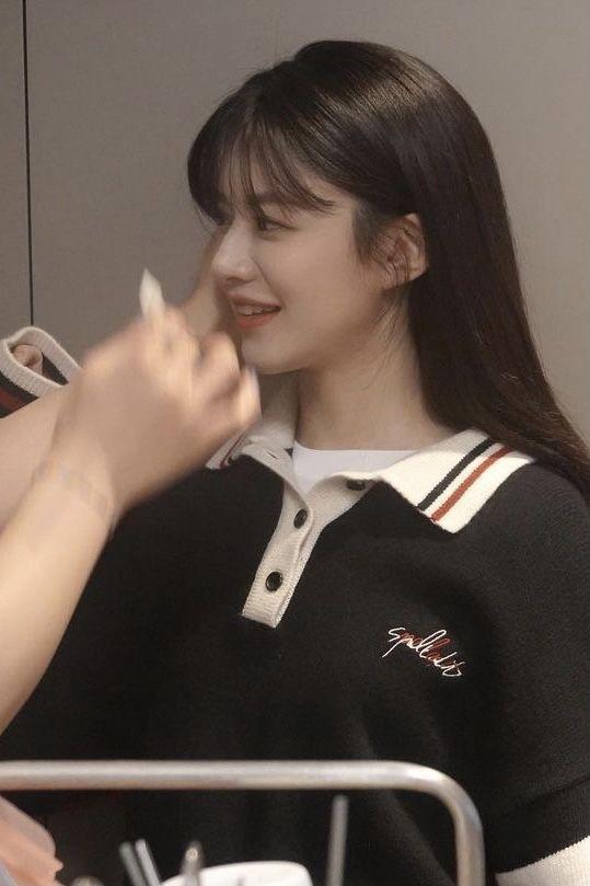 이 언니 진짜 분위기 쩌는 사람임.. 코 진짜 예술 눈썹도 진짜 예술 눈도 진짜 입 턱선 비율