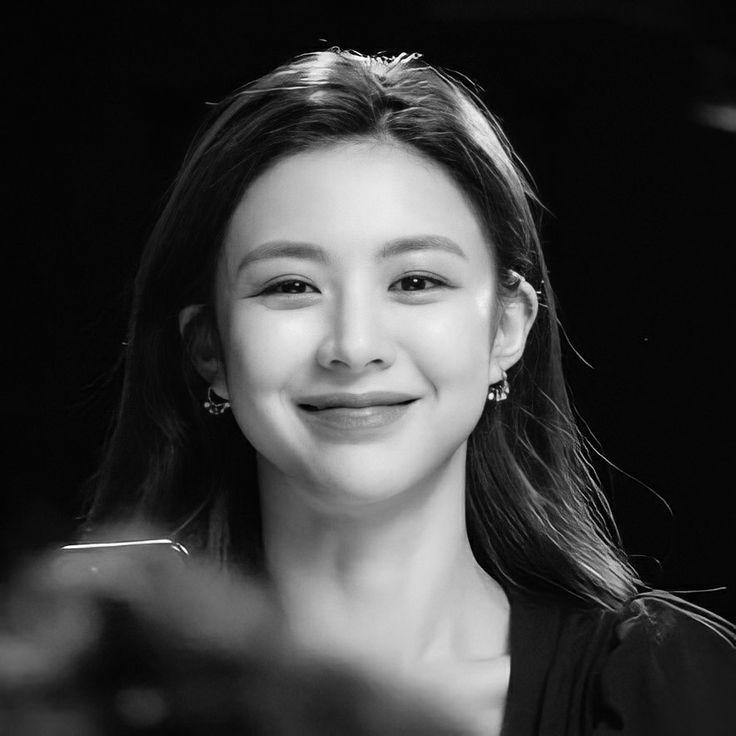 이 언니 진짜 분위기 쩌는 사람임.. 코 진짜 예술 눈썹도 진짜 예술 눈도 진짜 입 턱선 비율