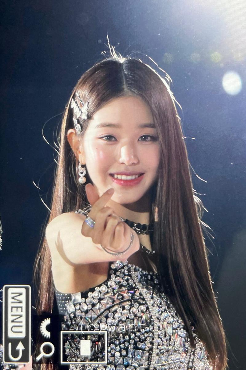 크니까 진짜... 하이틴 퀸카임 그냥.... 그냥 눈빛만으로 사람을 홀림.. 진짜 웃는게 너무너무너무 이쁨 마지막 사진 그냥 서사 한 편 좌르륵