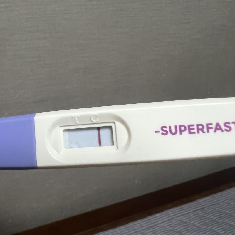 아침에 일어나서 테스트기 해봤는데 검사 결과 띄우는 유리판? 안쪽에 소변 들어갔어.. 그것때문에 두줄 같아 보이기도 하고 아닌거 같기도 하고..