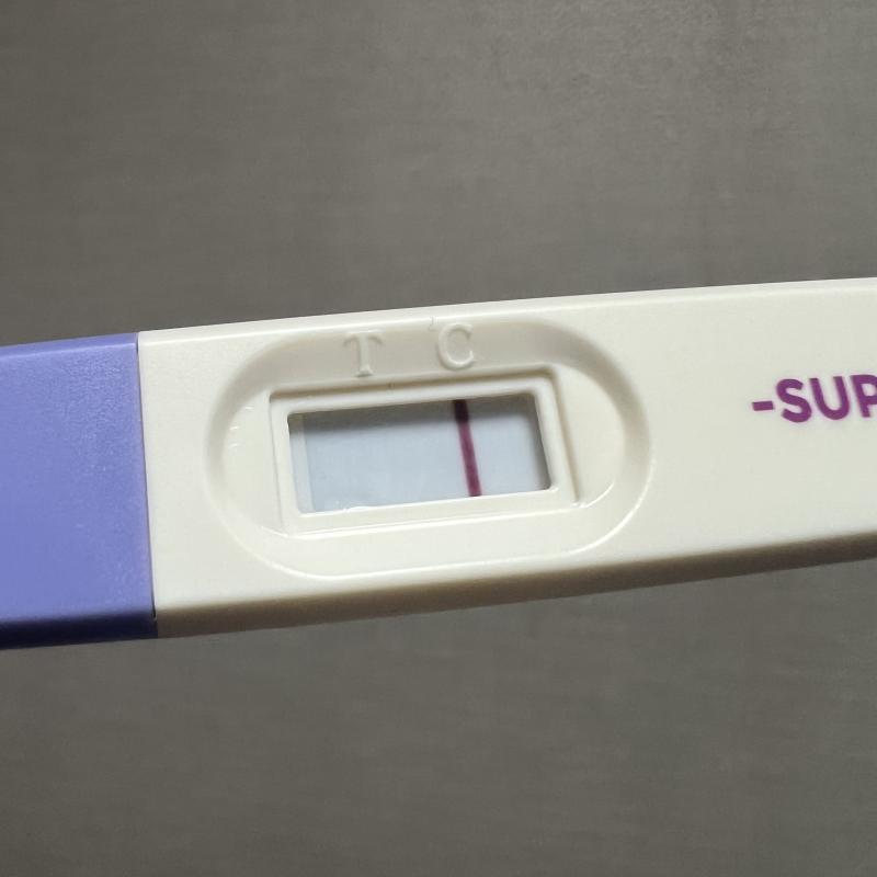 아침에 일어나서 테스트기 해봤는데 검사 결과 띄우는 유리판? 안쪽에 소변 들어갔어.. 그것때문에 두줄 같아 보이기도 하고 아닌거 같기도 하고..