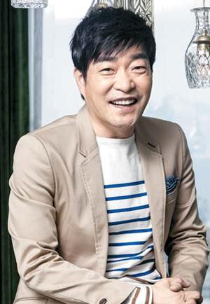 다들 우리 아저씨 보고 가라구.... 내꺼 니까 탐내지 말도록..!