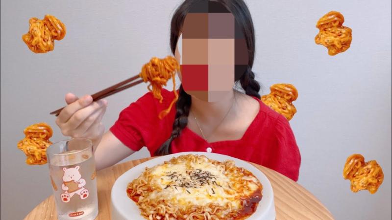 짤은 구글 검색해서 나온 유튜브영상이라 얼굴 가렸어. 내가 이해한 건 이건데 이게 맞으면 난 신경쓰이는 편. 어떻게 먹든 기분 나쁜 건 아닌데