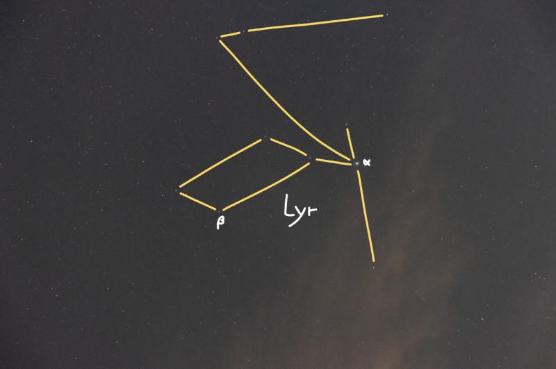 >>63에서 소개한 적 있는 거문고자리! 알파성의 이름은 '베가(Vega)'로 다들 한 번 쯤은 들어봤을 거야. 거문고자리는 몰라도 베가는 들어