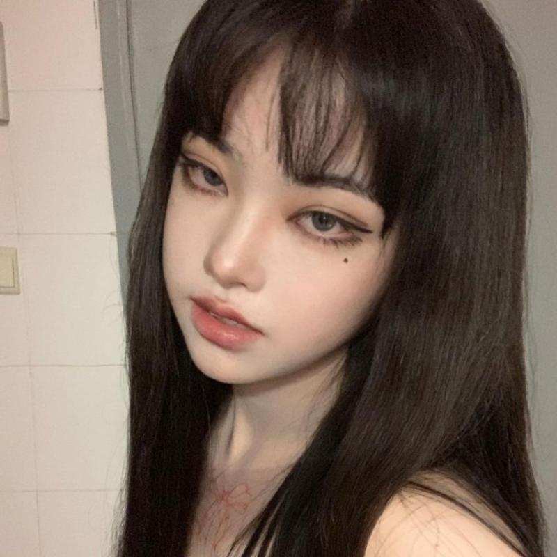 인형이라 너무 현실성이 떨어져서 뭐라 할지 잘 모르겠어 이런 느낌 내고 싶다는 거야? 무표정에 분위기있는?
