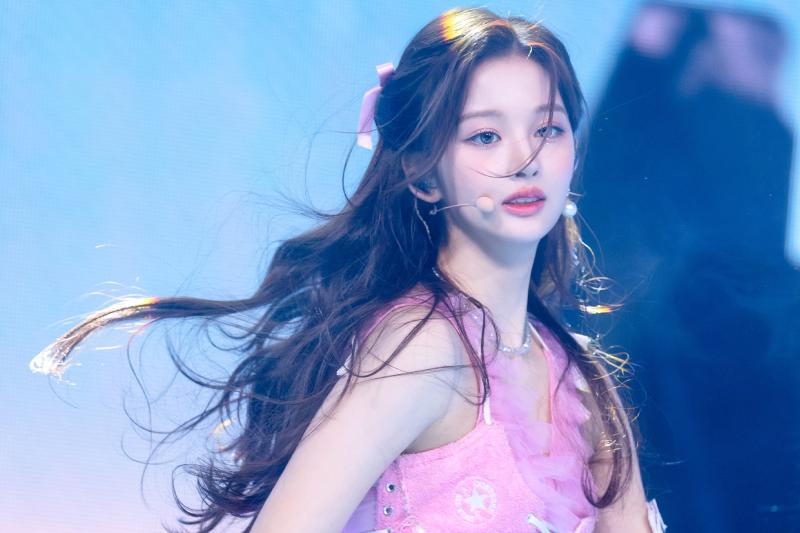설윤! 갠적으로 모든 여돌 다 통틀어서 제일 예쁘다고 생각함...엔믹스 팬도 아니고 난 남돌팬임