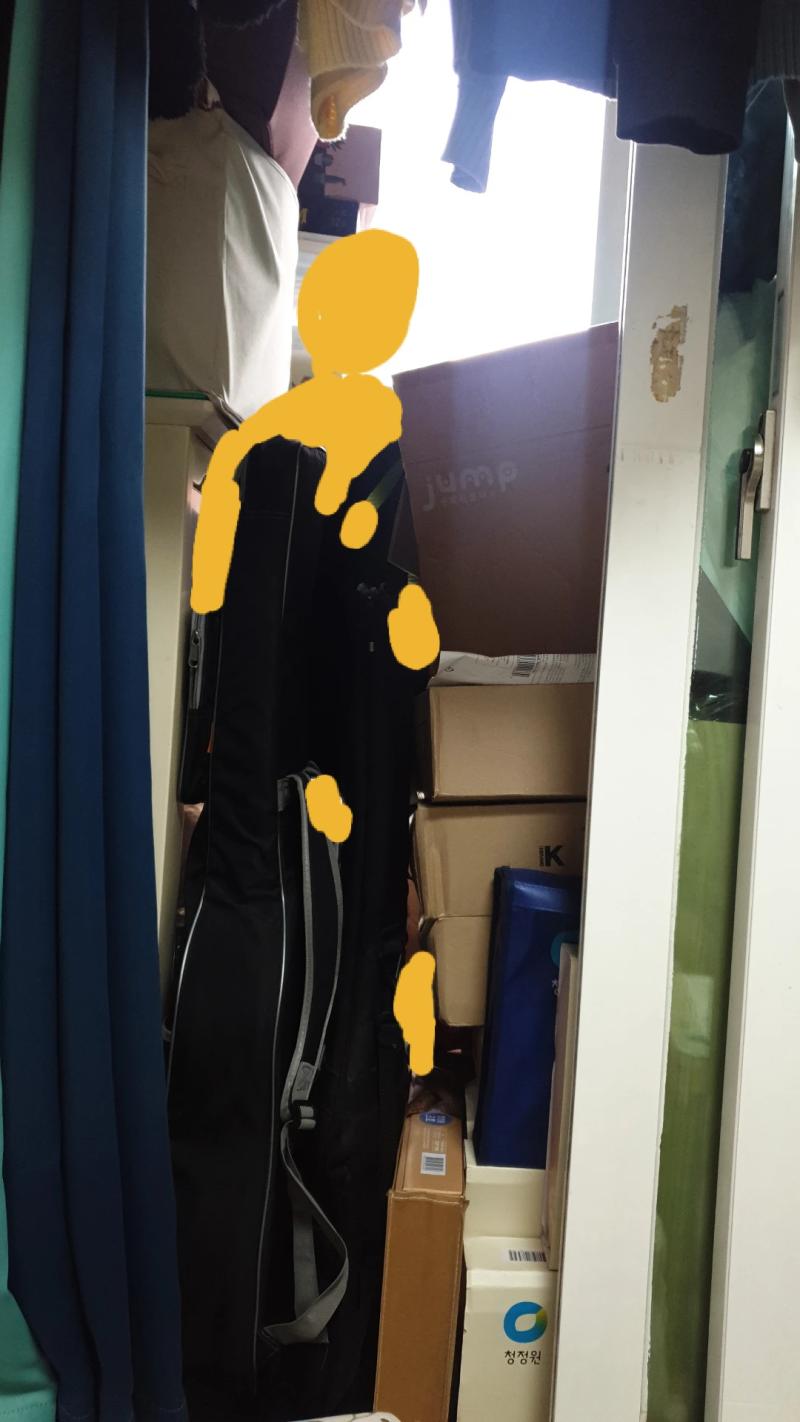 대충 이런늑ㅁ이야 근데 저언니 바지가 청바지인건알겠는데 무슨모양인지는 모르겠어.