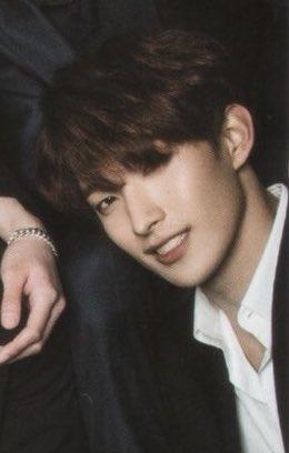 눈 속쌍두 이쁘고 볼에 점도 귀엽고.. 볶머하니까 너무 이쁘더라 완전 멀끔함 근데 제일 중요한 건 얘 헤어스타일 같은 거 잘 안 타는 것 같음