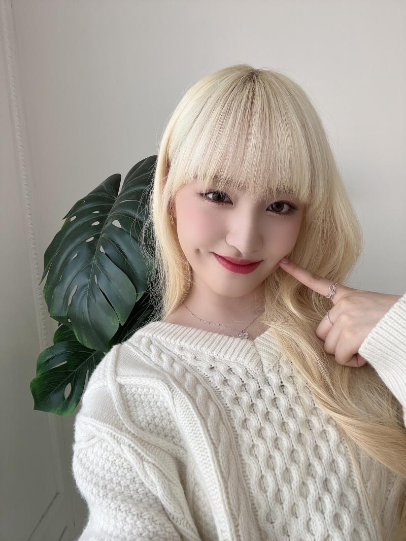근데 금발+보조개?? 웃을 때 진짜 너무너무 예쁜 것 같음