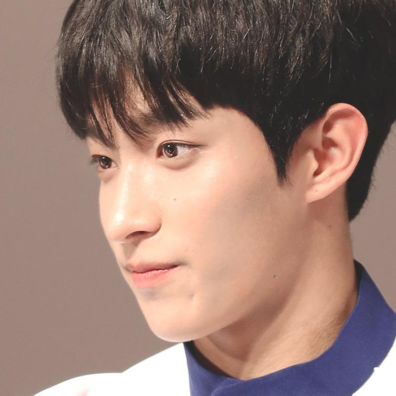 그리구 디게 순하게 생김 근데 실물은 냉미남임 뭐가 뭔지 모르겠는데 가끔 그 순둥한 얼굴이 잠깐잠깐 보였던 걸로 기억해