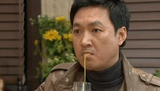 이 스레보고 뭔지 궁금해서 찾아보다가 노래듣고 귀가 상했음 진심으로 내 귀가 아프다... 조회수 젤 높은거 들었는데 원래 저렇게 치명적인 척 하