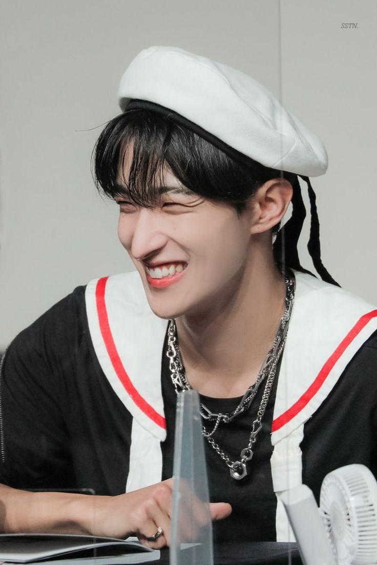 근데 나는 도겸 웃는 게 제일 예쁜것 같아 활짝 웃으면 눈 끝에 날개가 생기더라 참 예뻐