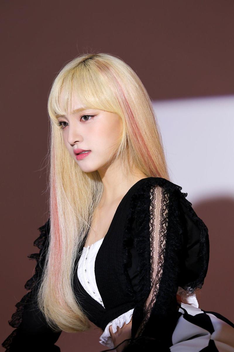 근데 금발 리즈도 사랑함.... 너무 예쁨 애가 새하얘서 그런가 백금발도 잘 어울리고..