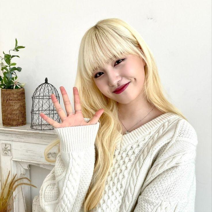 근데 금발+보조개?? 웃을 때 진짜 너무너무 예쁜 것 같음