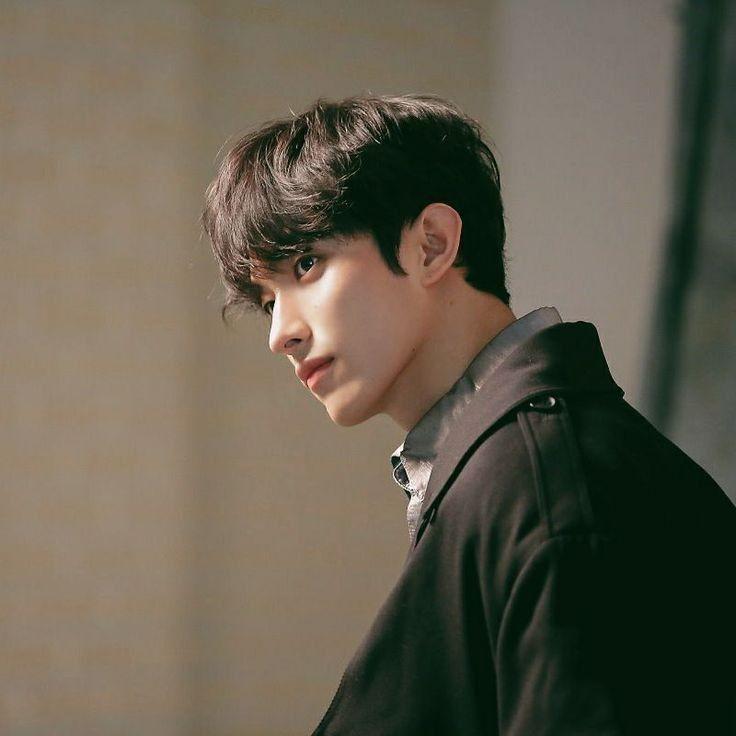 진짜 완전 멀끔!!!하게 생기지 않앗니?? 어떻게 강아지인데 멀끔한 새신랑처럼 생겼을까
