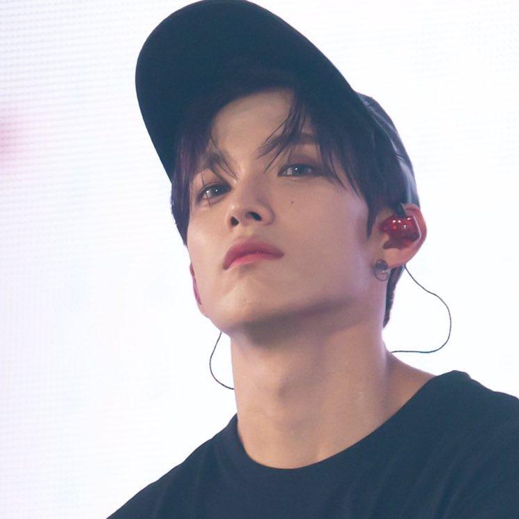 그리구 디게 순하게 생김 근데 실물은 냉미남임 뭐가 뭔지 모르겠는데 가끔 그 순둥한 얼굴이 잠깐잠깐 보였던 걸로 기억해
