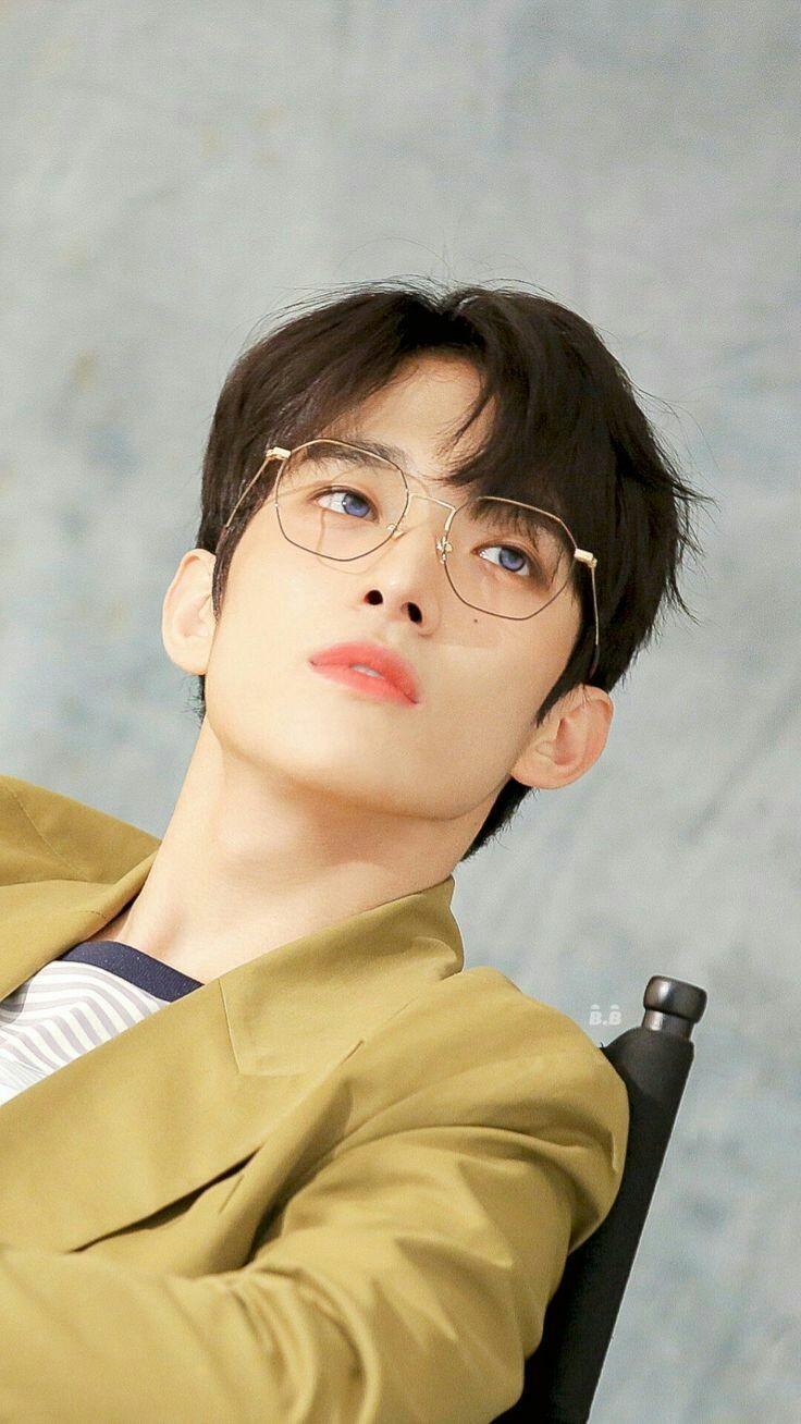 1. 세븐틴 도겸... 중안부??가 길다고 하는데 아니 전혀요...얘 1번으로 뽑은 이유가(1번≠1등이긴 한데 젤 먼저 생각남) 실물을 직접 봤