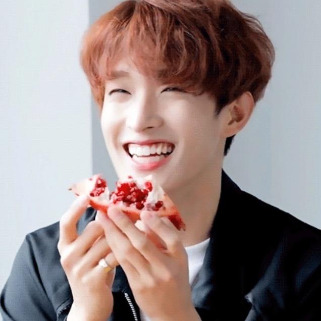 근데 나는 도겸 웃는 게 제일 예쁜것 같아 활짝 웃으면 눈 끝에 날개가 생기더라 참 예뻐