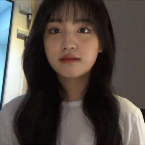 2. 아이브 리즈 흑발...진ㅁ자개이븜진짜로 눈 왕크고 입술이랑 인중이 완전 고양이상...