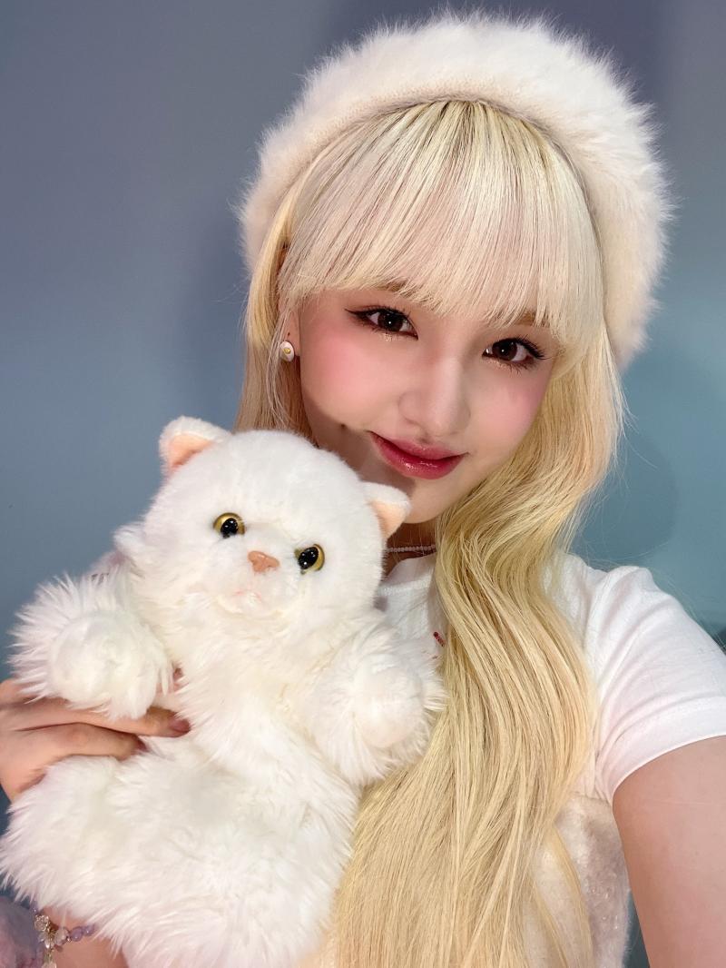 근데 금발+보조개?? 웃을 때 진짜 너무너무 예쁜 것 같음