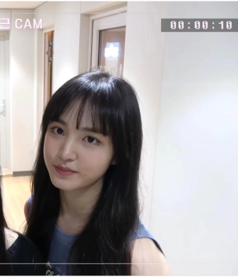 아직 단발까진 안해봤던 걸로 아는데 여튼 긴머리 넘넘 잘 어울림 앞머리두 이쁘고