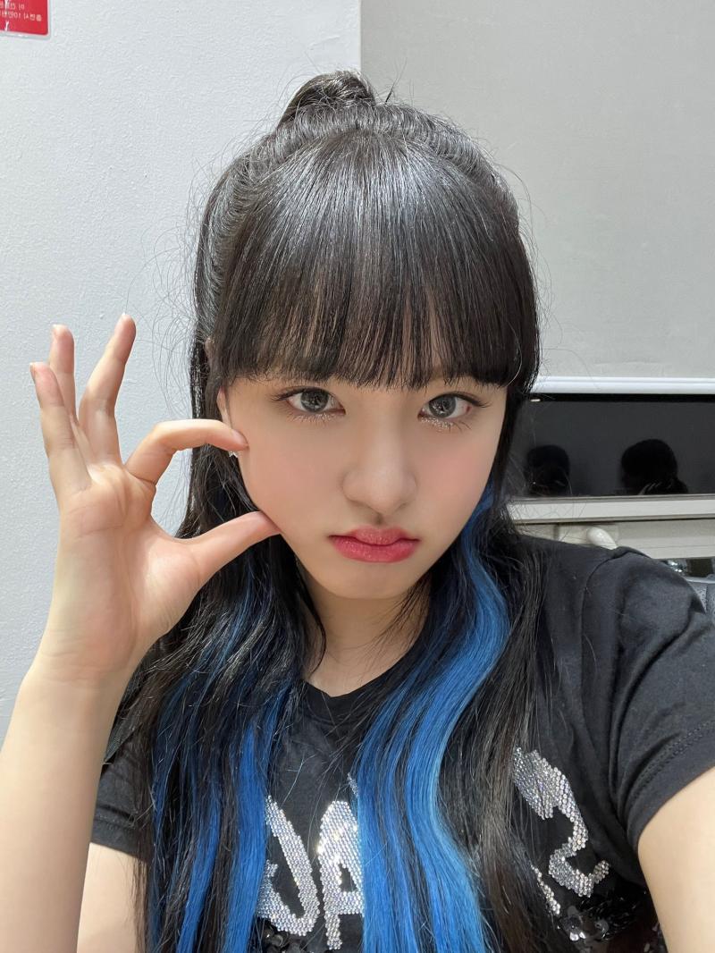 2. 아이브 리즈 흑발...진ㅁ자개이븜진짜로 눈 왕크고 입술이랑 인중이 완전 고양이상...