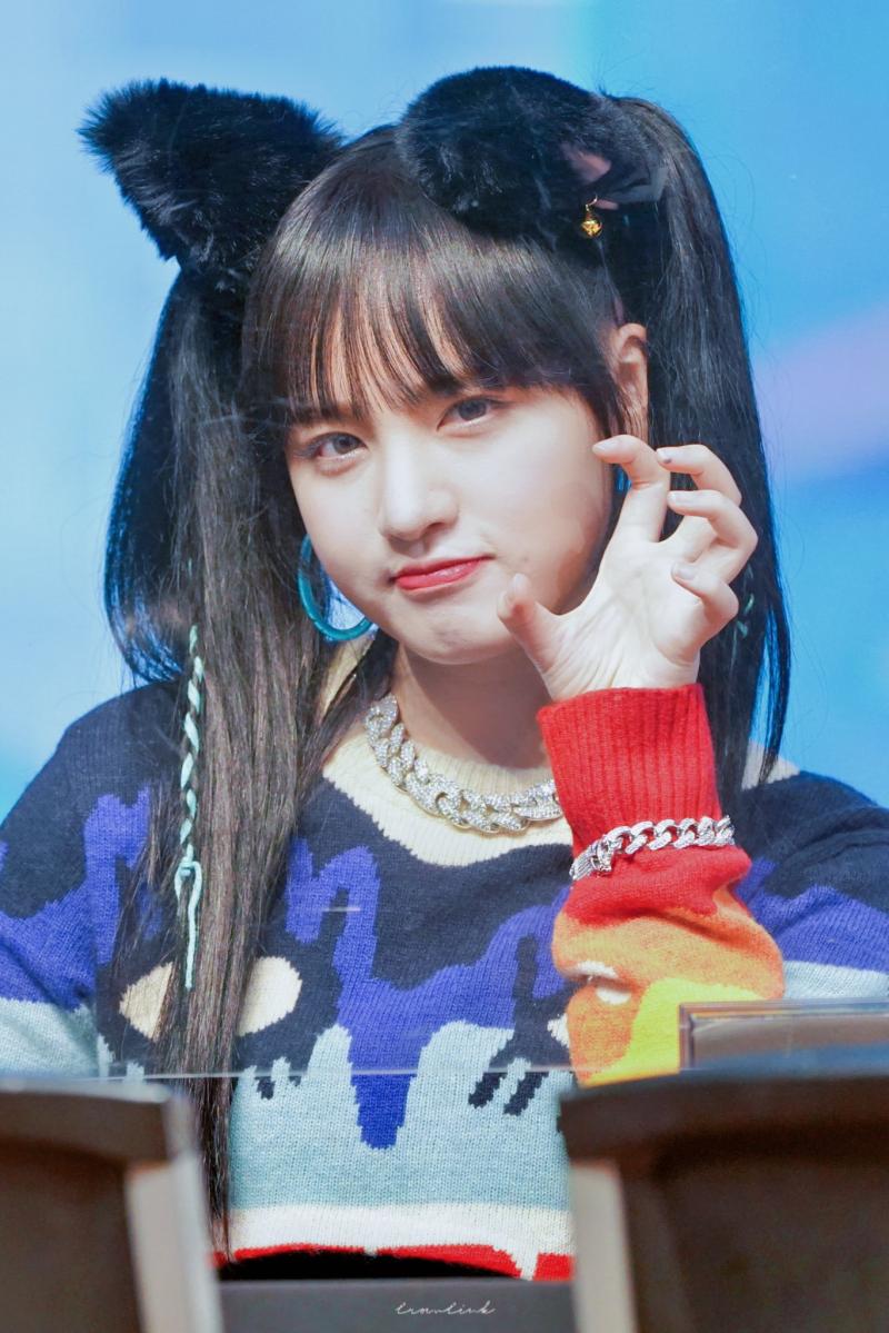 2. 아이브 리즈 흑발...진ㅁ자개이븜진짜로 눈 왕크고 입술이랑 인중이 완전 고양이상...