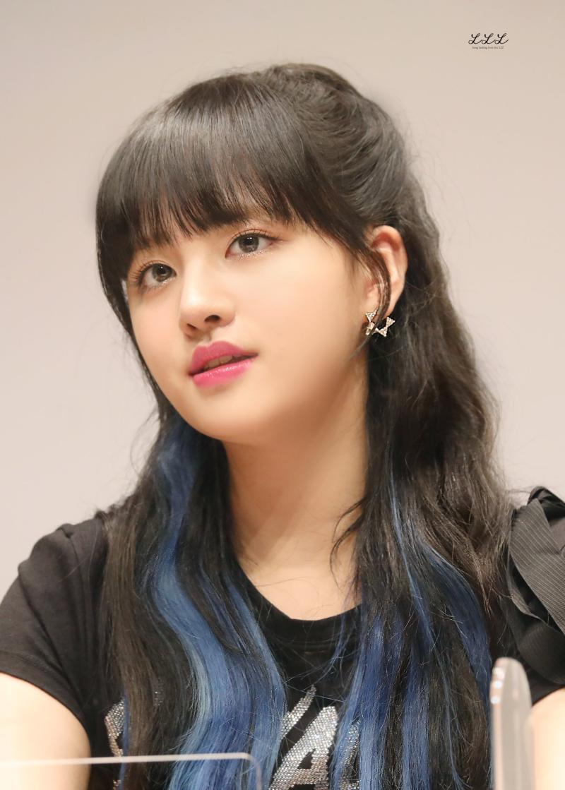 아직 단발까진 안해봤던 걸로 아는데 여튼 긴머리 넘넘 잘 어울림 앞머리두 이쁘고
