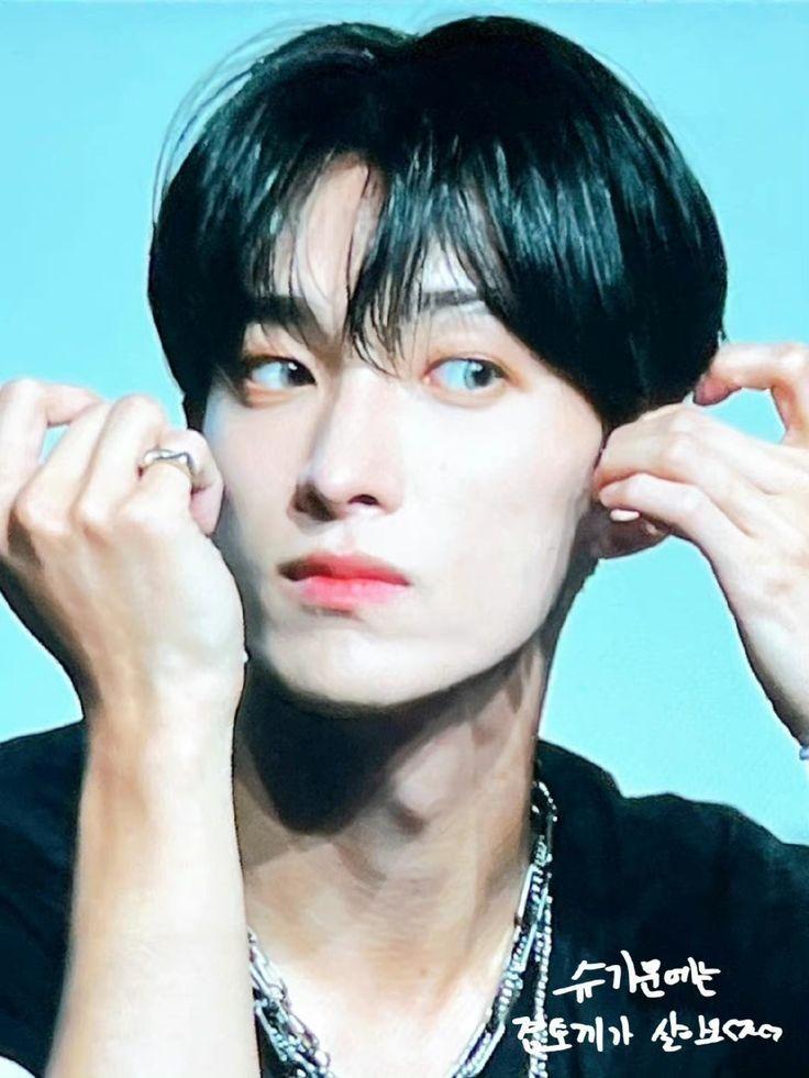 진짜 완전 멀끔!!!하게 생기지 않앗니?? 어떻게 강아지인데 멀끔한 새신랑처럼 생겼을까