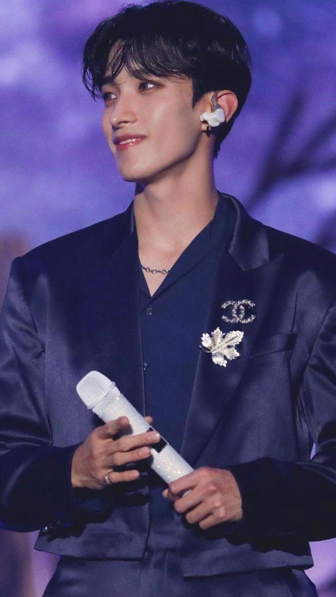 근데 나는 도겸 웃는 게 제일 예쁜것 같아 활짝 웃으면 눈 끝에 날개가 생기더라 참 예뻐