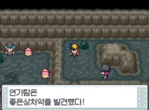 "그렇다! 야돈의 꼬리를 잘라 팔고 있던 건 우리다! 돈 벌기 위해서라면 뭐든지 하는 것이 로켓단이다!" 연가람은 로켓단 조무래기를 지나쳐 동굴