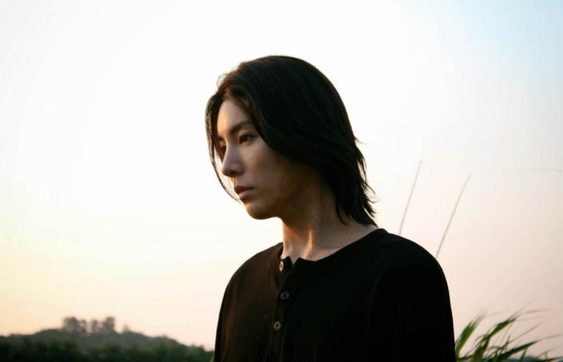 박보검 이후로 리프컷 흥하니까 거기서 좀 더 기른 장발을 시도하는 사람이 생겨나서 기쁘다... 이제 이 추세가 지속되면 길거리에서 장발남을 보는