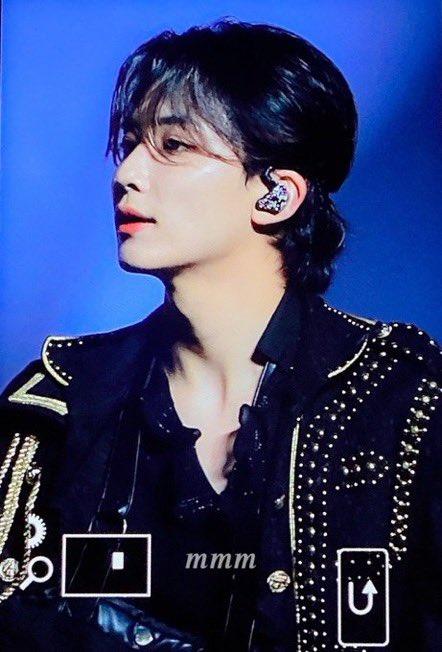 근데 막 여자여자하게 어울리는게 아니라 그냥.. 그냥 윤정한 장발.. 그냥 고유명사처럼... 남자하게 어울려 근데 흑발 갈발 장발도 레전드임 +