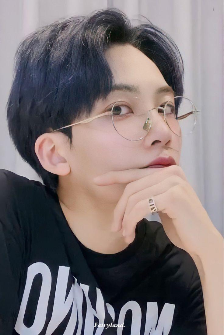 하아아..흑발도 개잘어울림 그냥.. 안 어울리는 머리가 없음 근데 눈 짱 커 ㄹㅇ 탁구공만해