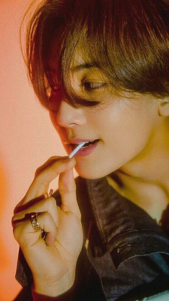 근데 막 여자여자하게 어울리는게 아니라 그냥.. 그냥 윤정한 장발.. 그냥 고유명사처럼... 남자하게 어울려 근데 흑발 갈발 장발도 레전드임 +