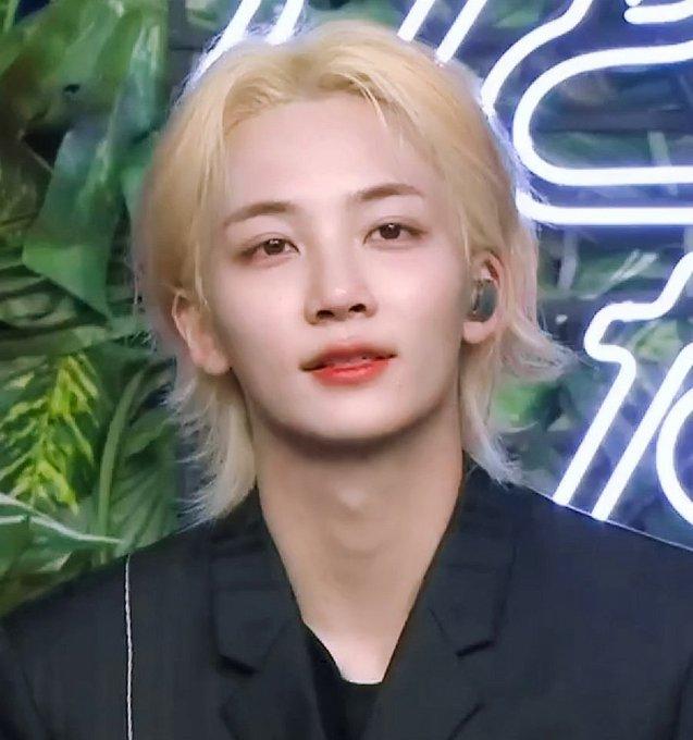 4. 윤정한 예나선정 금발/장발이 제일 잘 어울리는 아이돌... 미쳣음 짐짜 ㄹㅇ로 짱이야 정말 그냥 장발도 어울리는데 중단발? 길이+5대5 가